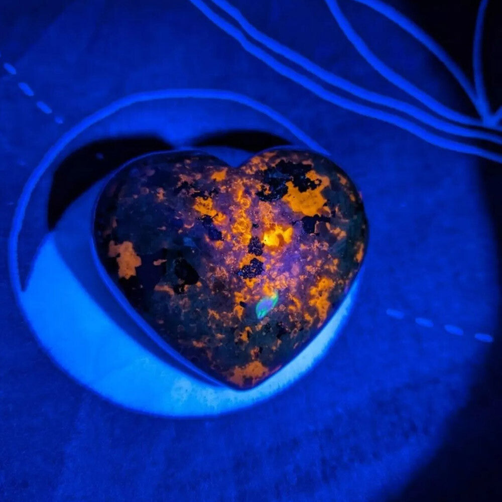 Natural Yooperlite Heart Tumbled Stone UV Reactive Sodalite Gemstone Home Decor