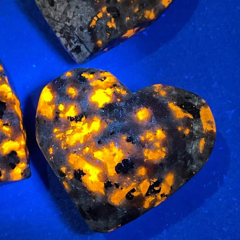 Natural Yooperlite Heart Tumbled Stone UV Reactive Sodalite Gemstone Home Decor