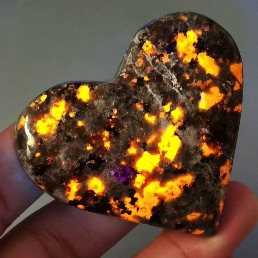 Natural Yooperlite Heart Tumbled Stone UV Reactive Sodalite Gemstone Home Decor